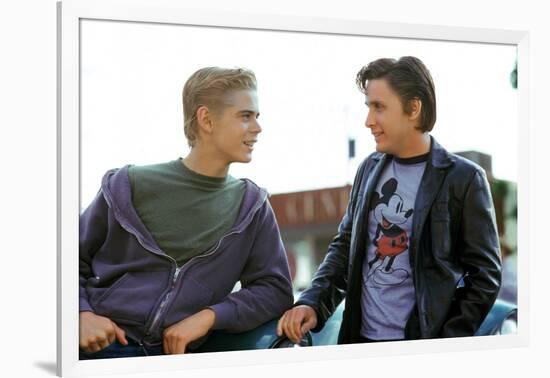 THE OUTSIDERS, 1982 directed by FRANCIS FORD COPPOLA Thomas C. Howell and Emilio Estevez (photo)-null-Framed Photo