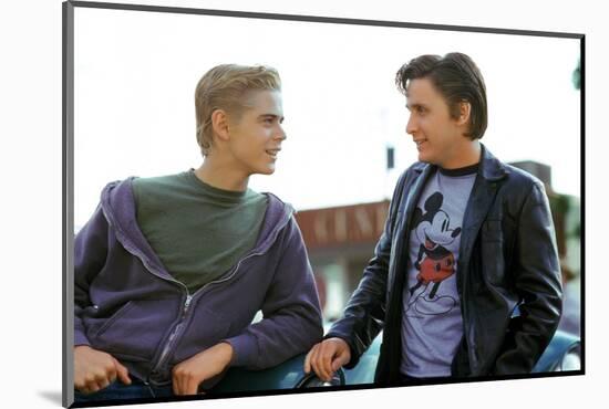 THE OUTSIDERS, 1982 directed by FRANCIS FORD COPPOLA Thomas C. Howell and Emilio Estevez (photo)-null-Mounted Photo