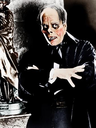 https://imgc.allpostersimages.com/img/posters/the-phantom-of-the-opera-lon-chaney-1925_u-L-PJXII30.jpg?artPerspective=n