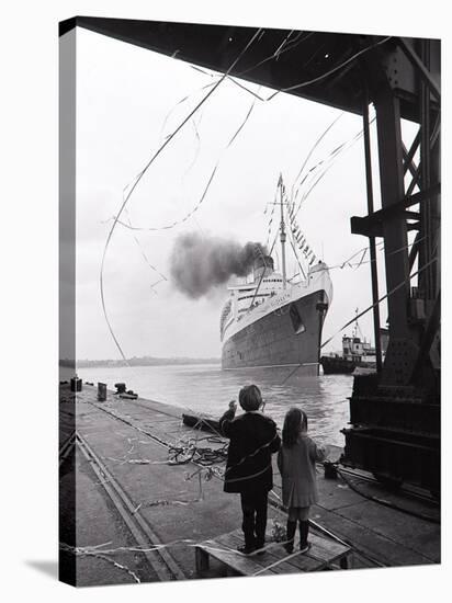 The Queen Elizabeth Sails from Southampton, 1968-null-Stretched Canvas