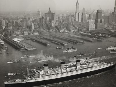 https://imgc.allpostersimages.com/img/posters/the-queen-mary-arriving-in-new-york-1936_u-L-Q11XYE00.jpg?artPerspective=n