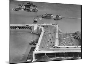 The 'S' Curve on Lake Shore Drive in Chicago, Ca. 1937-null-Mounted Photographic Print