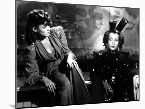 The Shanghai Gesture by Josef von Sternberg with Gene Tierney and Ona Munson, 1941 (b/w photo)-null-Mounted Photo