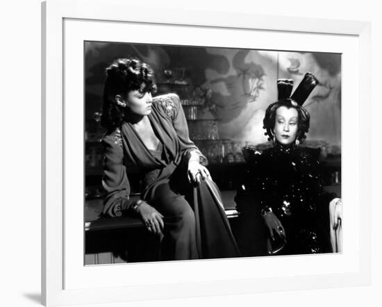 The Shanghai Gesture by Josef von Sternberg with Gene Tierney and Ona Munson, 1941 (b/w photo)-null-Framed Photo