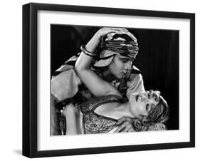 The Son of the Sheik De George Fitzmaurice Avec Vilma Banky, Rudolph Valentino, 1926-null-Framed Photo