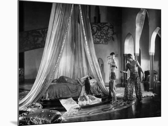 The Thief Of Bagdad, Julanne Johnston, Anna May Wong, Douglas Fairbanks, Sr., 1924-null-Mounted Photo