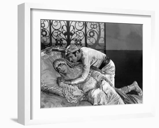 The Thief Of Bagdad, Julanne Johnston, Douglas Fairbanks, Sr., 1924-null-Framed Photo