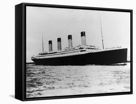 The Titanic Sails on the Ocean-null-Framed Stretched Canvas