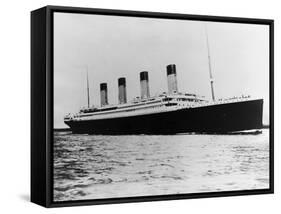 The Titanic Sails on the Ocean-null-Framed Stretched Canvas