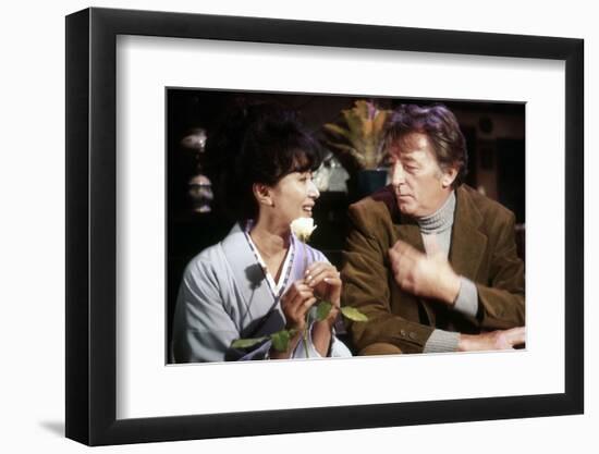 THE YAKUZA by SydneyPollack with Keiko Kishi, Robert Mitchum, 1974 (photo)-null-Framed Photo