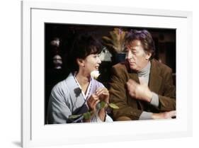 THE YAKUZA by SydneyPollack with Keiko Kishi, Robert Mitchum, 1974 (photo)-null-Framed Photo