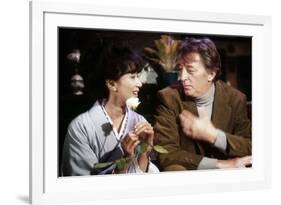 THE YAKUZA by SydneyPollack with Keiko Kishi, Robert Mitchum, 1974 (photo)-null-Framed Photo