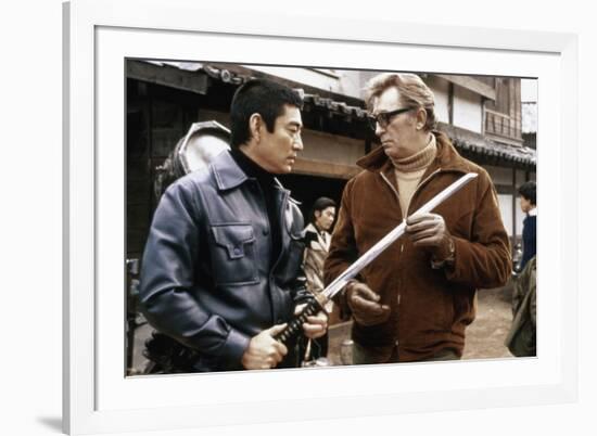 THE YAKUZA by SydneyPollack with Ken Takakura and Robert Mitchum, 1974 (photo)-null-Framed Photo