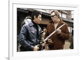 THE YAKUZA by SydneyPollack with Ken Takakura and Robert Mitchum, 1974 (photo)-null-Framed Photo