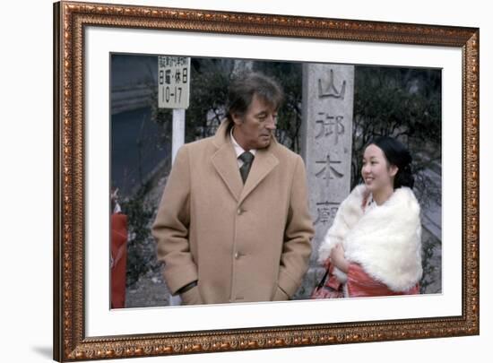 THE YAKUZA by SydneyPollack with Robert Mitchum and Kishi Keiko, 1974 (photo)-null-Framed Photo