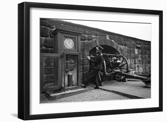 Time Gun at Edinburgh Castle 1945-George Greenwell-Framed Photographic Print