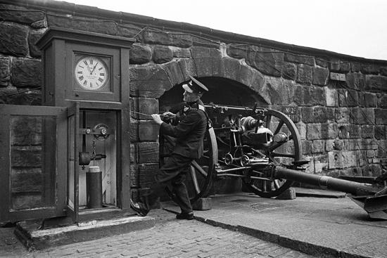 Time Gun At Edinburgh Castle 1945 Photographic Print George Greenwell Allposters Com Time Gun At Edinburgh Castle 1945 Photographic Print George Greenwell Allposters Com