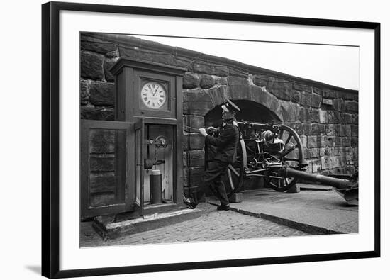 Time Gun at Edinburgh Castle 1945-George Greenwell-Framed Photographic Print