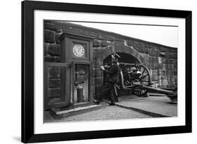 Time Gun at Edinburgh Castle 1945-George Greenwell-Framed Photographic Print