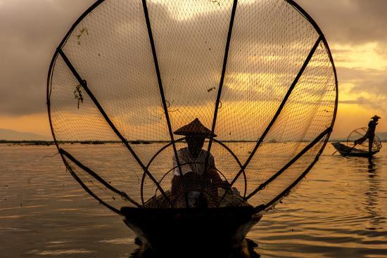 https://imgc.allpostersimages.com/img/posters/tom-norring-sunrise-intha-fisherman-rowing-with-his-legs-inle-lake-myanmar_u-l-prq01o0.jpg?artHeight=550&artPerspective=n&artWidth=550&background=ffffff