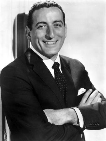 https://imgc.allpostersimages.com/img/posters/tony-bennett-posed-in-black-suit-with-microphone_u-L-Q118MU40.jpg?artPerspective=n