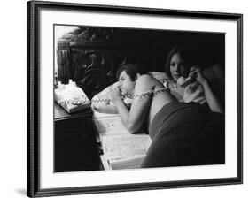 Tony Roberts and Diane Keaton PLAY IT AGA SAM, 1972 directed by Woody Allen (b/w photo)-null-Framed Photo