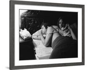 Tony Roberts and Diane Keaton PLAY IT AGA SAM, 1972 directed by Woody Allen (b/w photo)-null-Framed Photo