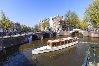 https://imgc.allpostersimages.com/img/posters/tourist-boat-on-the-keizersgracht-canal-amsterdam-netherlands-europe_u-L-PNPP4T0.jpg?artPerspective=n