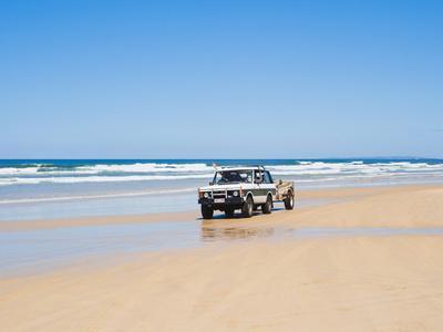 https://imgc.allpostersimages.com/img/posters/tourists-on-75-mile-beach-self-drive-4x4-tour-of-fraser-is-unesco-world-heritage-site-australia_u-L-PHCU7E0.jpg?artPerspective=n