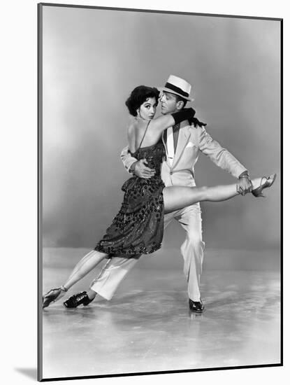 Tous en Scene THE BAND WAGON by VincenteMinnelli with Cyd Charisse and Fred Astaire, 1953 (b/w phot-null-Mounted Photo