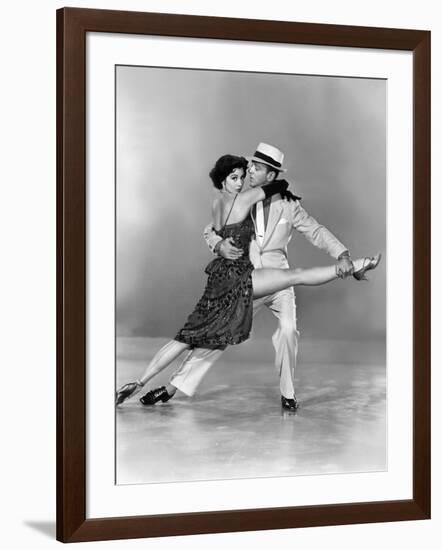 Tous en Scene THE BAND WAGON by VincenteMinnelli with Cyd Charisse and Fred Astaire, 1953 (b/w phot-null-Framed Photo