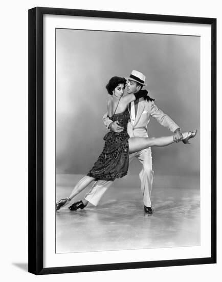 Tous en Scene THE BAND WAGON by VincenteMinnelli with Cyd Charisse and Fred Astaire, 1953 (b/w phot-null-Framed Photo