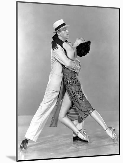 Tous en Scene THE BAND WAGON by VincenteMinnelli with Cyd Charisse and Fred Astaire, 1953 (b/w phot-null-Mounted Photo