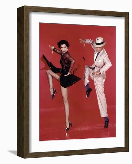 Tous en Scene THE BAND WAGON by VincenteMinnelli with Cyd Charisse and Fred Astaire, 1953 (photo)-null-Framed Photo