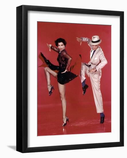 Tous en Scene THE BAND WAGON by VincenteMinnelli with Cyd Charisse and Fred Astaire, 1953 (photo)-null-Framed Photo