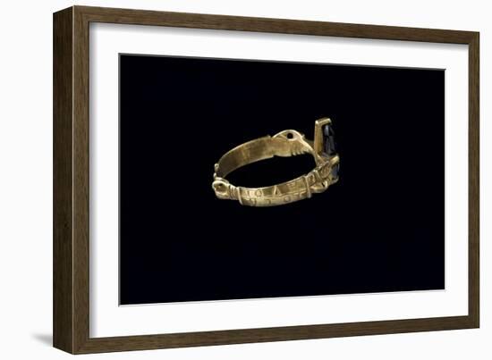 Trésor de Colmar : bague, cabochon d'onyx allongé-null-Framed Giclee Print