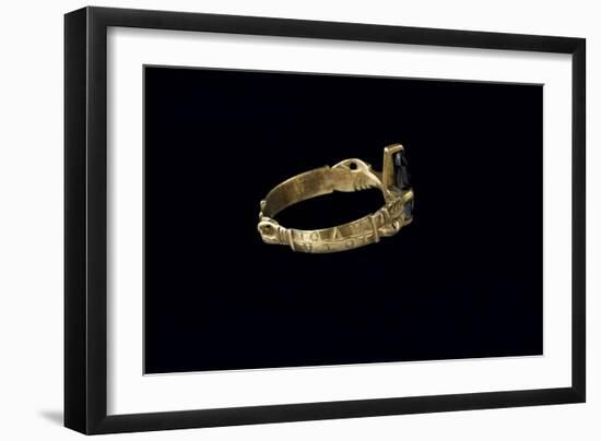 Trésor de Colmar : bague, cabochon d'onyx allongé-null-Framed Giclee Print