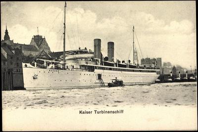 https://imgc.allpostersimages.com/img/posters/turbinenschiff-kaiser-der-hapag-in-einem-hafen_u-L-POSDEV0.jpg?artPerspective=n