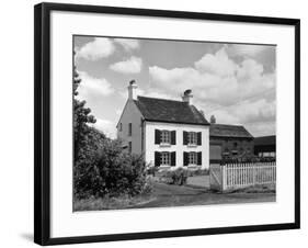 Twee Farmhouse-null-Framed Photographic Print