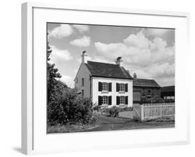 Twee Farmhouse-null-Framed Photographic Print