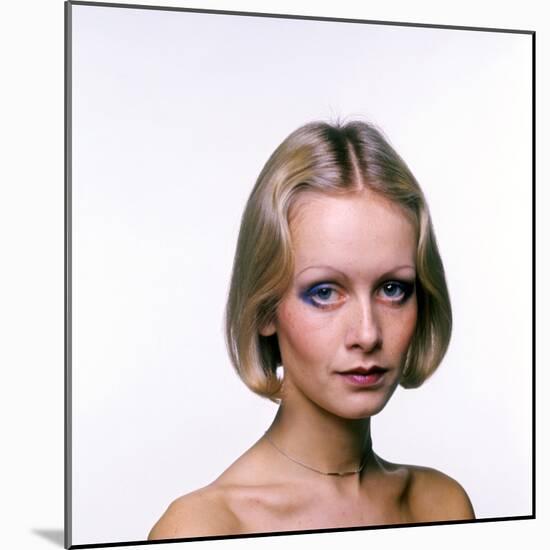 Twiggy-null-Mounted Photo