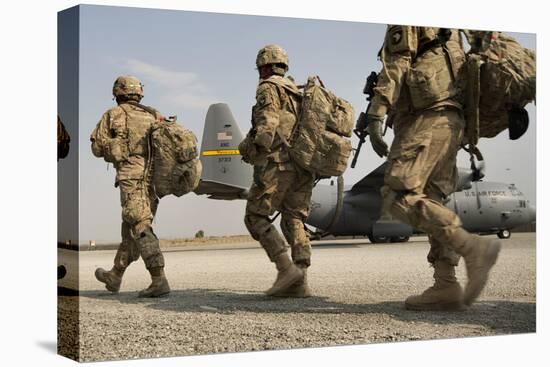 U.S. Army Soldiers Make their Way to a C-130 Hercules-null-Stretched Canvas