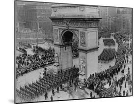 U.S. Army Soldiers March Through Washington Square Arch in New York City-null-Mounted Photo