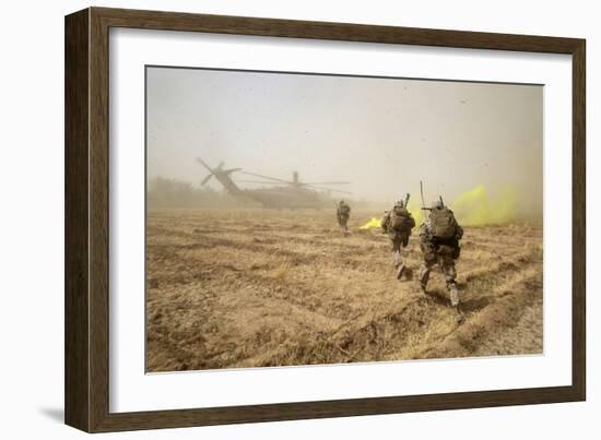 U.S. Marines Sprint across a Field to Load onto a Ch-53E Super Stallion-null-Framed Photographic Print