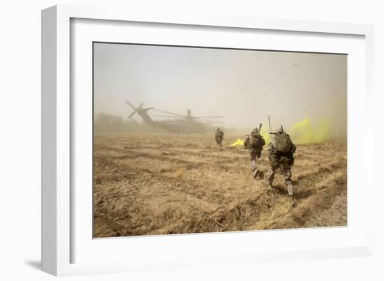 U.S. Marines Sprint across a Field to Load onto a Ch-53E Super Stallion-null-Framed Photographic Print