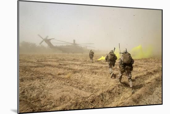 U.S. Marines Sprint across a Field to Load onto a Ch-53E Super Stallion-null-Mounted Photographic Print