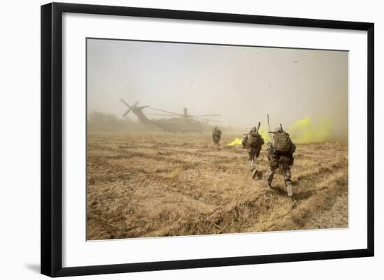 U.S. Marines Sprint across a Field to Load onto a Ch-53E Super Stallion-null-Framed Photographic Print