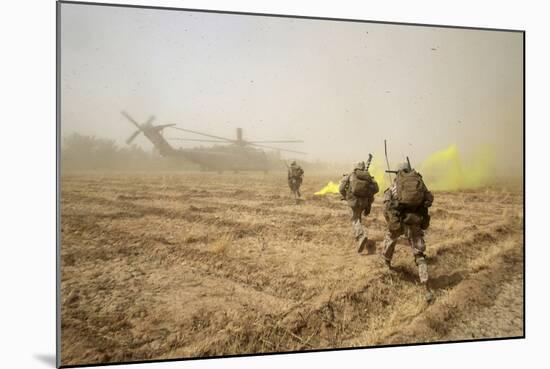 U.S. Marines Sprint across a Field to Load onto a Ch-53E Super Stallion-null-Mounted Photographic Print