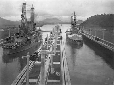 https://imgc.allpostersimages.com/img/posters/u-s-s-missouri-and-u-s-s-ohio-at-the-panama-canal_u-L-PZNB010.jpg?artPerspective=n