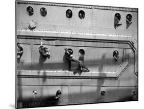 U.S. Troops Returning from Europe Fill Every Porthole as the Hms Queen Elizabeth Pulls into a Pier-null-Mounted Premium Photographic Print